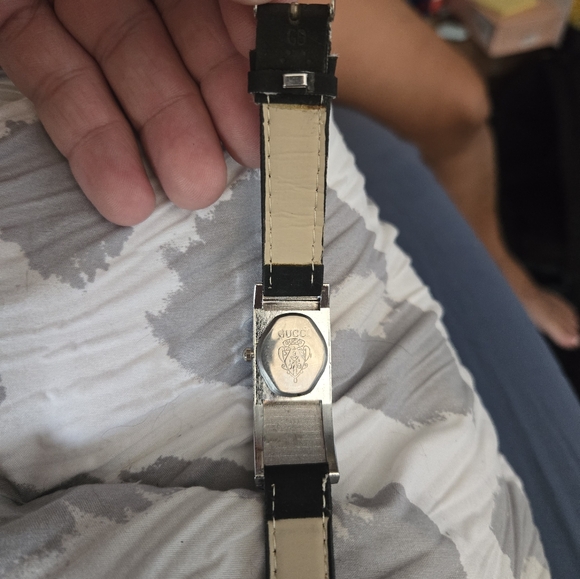 Gucci quartz silver and black watch. - Picture 6 of 11